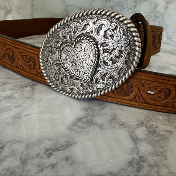 Justin Boots Brown Leather Belt Girls sz 30 Tooled Flourish Heart Silver Buckle - Picture 1 of 5